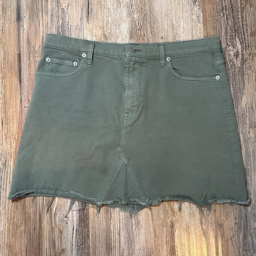 Gap Denim Olive Green Raw Hem Mini Skirt Size 32 Cotton Blend Stretch